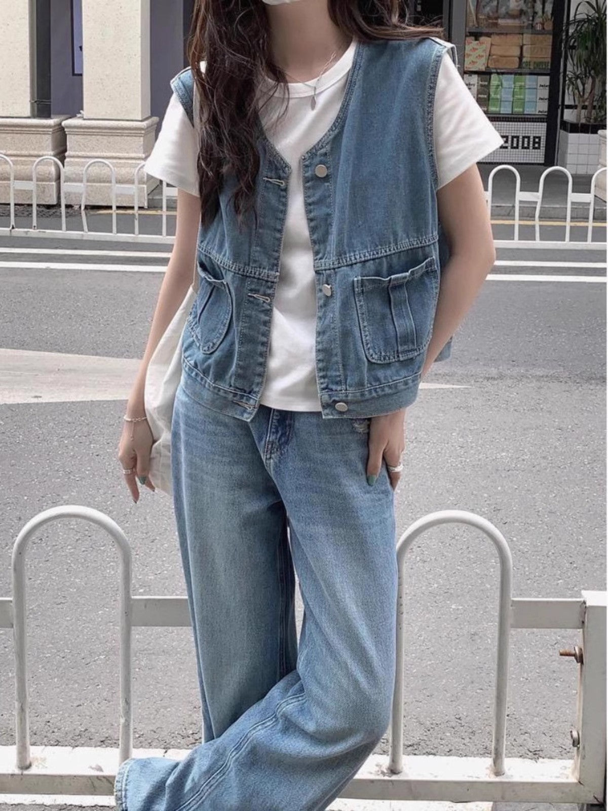 レトロなゆったりデニムのベストですIt's a retro loose denim vest.