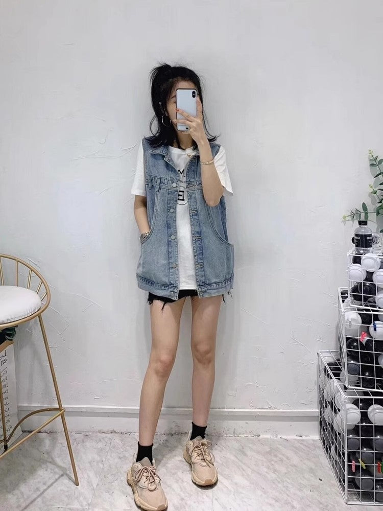 青いデニムのベストですA blue denim vest.