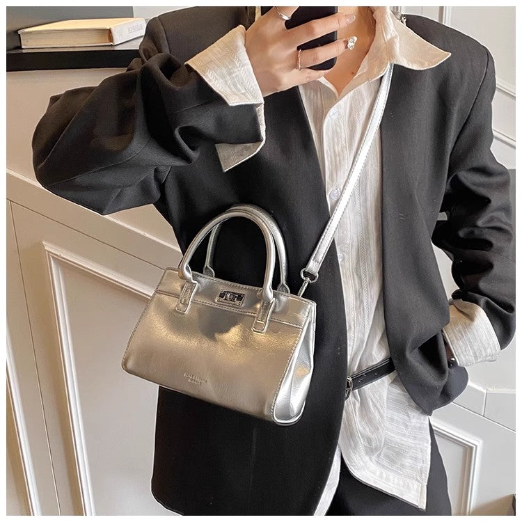 小さなトートバッグを手にしていますCarry a small tote bag