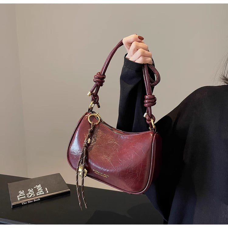 高級感のあるレトロな赤のレディースバッグ2ですA high-end retro red ladies' bag