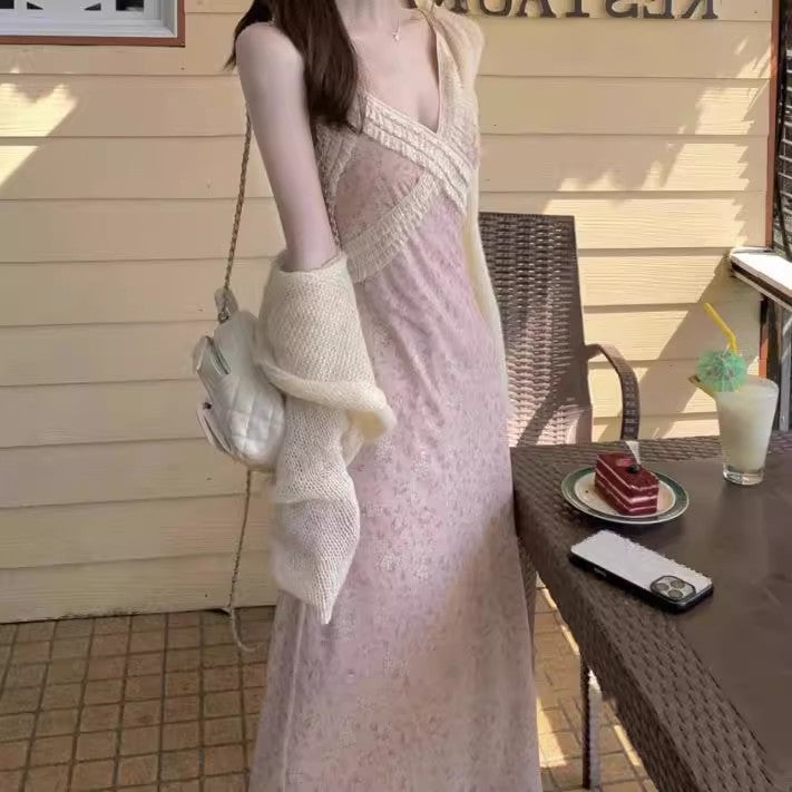 Vネック花柄キャミソールワンピースですV-neck Floral Camisole Sleeveless Dress