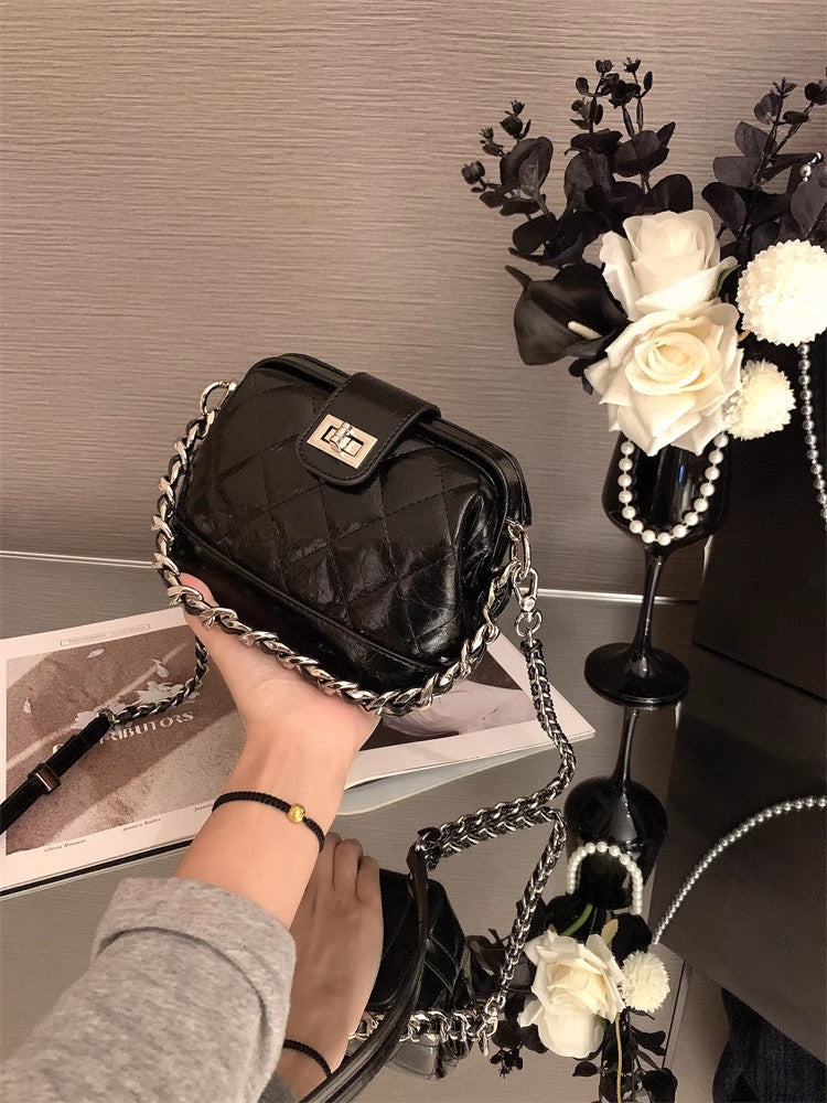 高級感のある軽やかなラメ刺繡のシェルバッグですA high-end, light luxury diamond-shaped embroidered thread shell bag