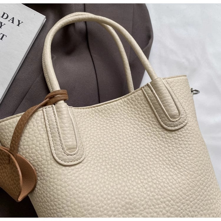 柔らかなバケツバッグライチ柄のショルダーバッグですSoft-faced bucket bag with lychee pattern, single-shoulder crossbody bag