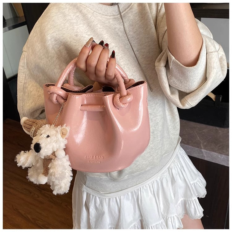 夏の流行は爆発的な小さい手提げバッグですSummer's best-selling small handbag for women