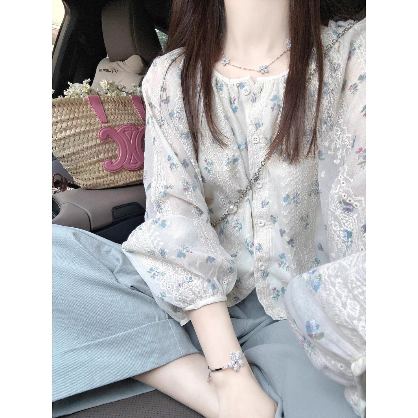 パフスリーブの花柄シフォンシャツですA beautiful puffed-sleeve floral chiffon shirt