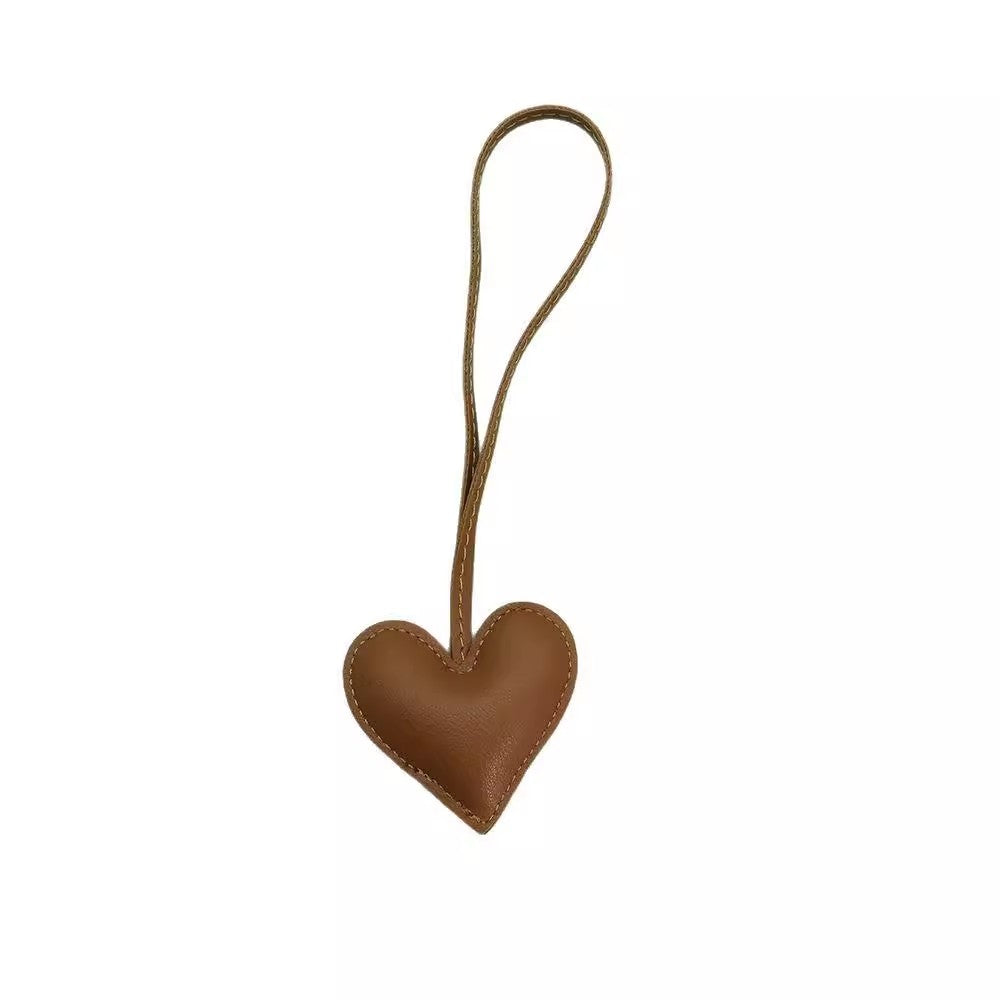 革のハートバッグのストラップですLeather heart-shaped bag pendant