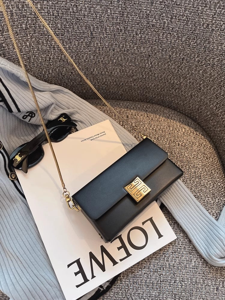 高級感と軽さがあります。A high-end, light luxury snake bone chain small square bag