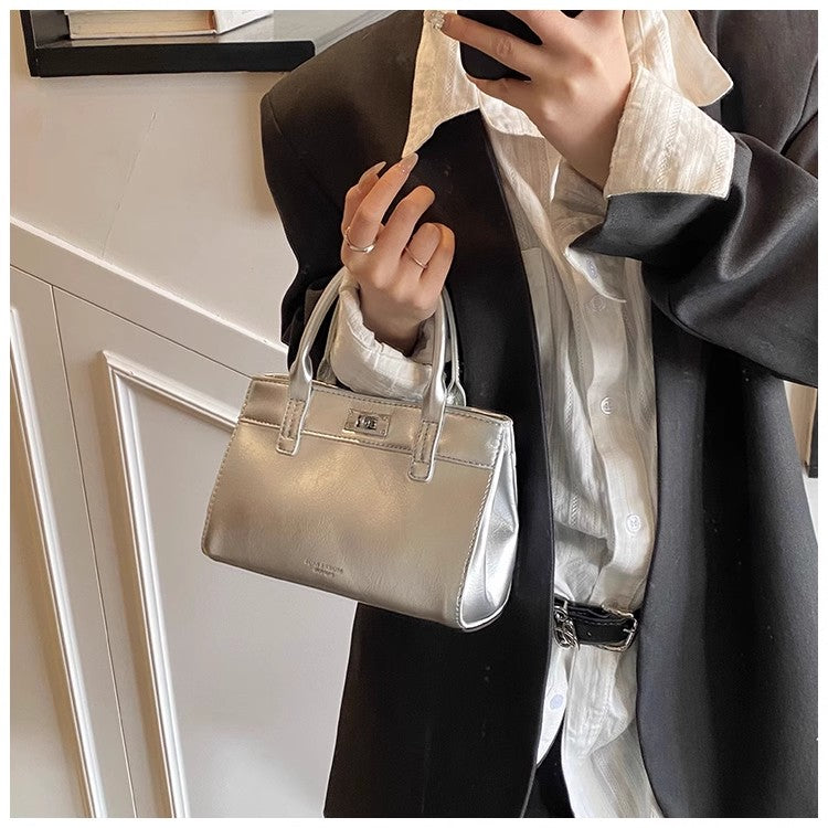 小さなトートバッグを手にしていますCarry a small tote bag