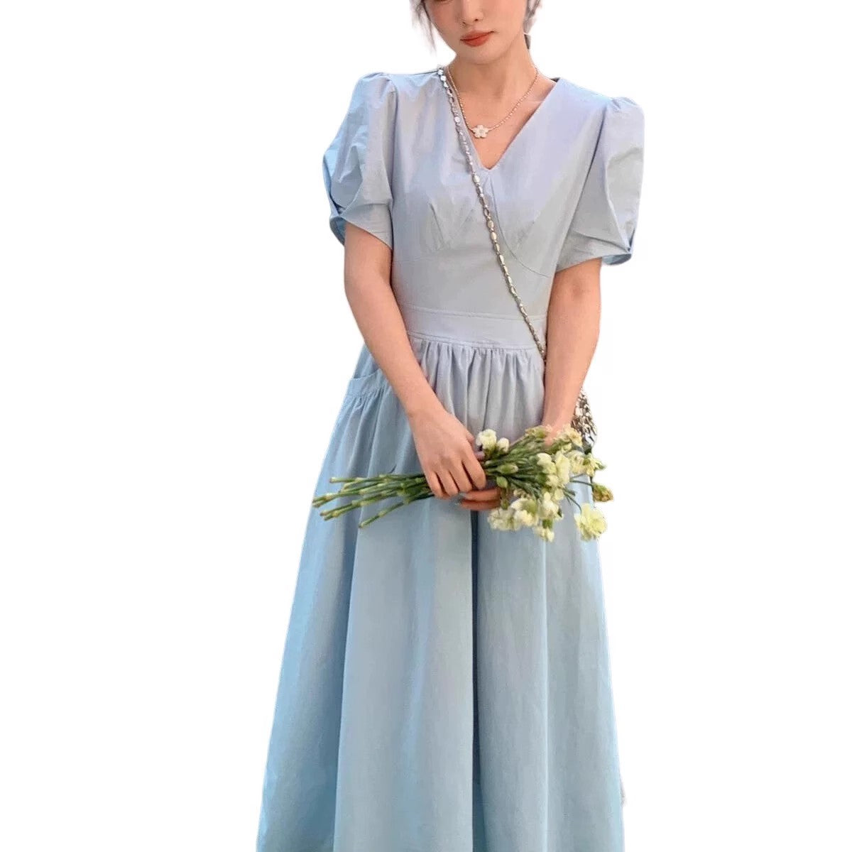 花びら袖のティータイムワンピースですA tea time dress with petal sleeves.
