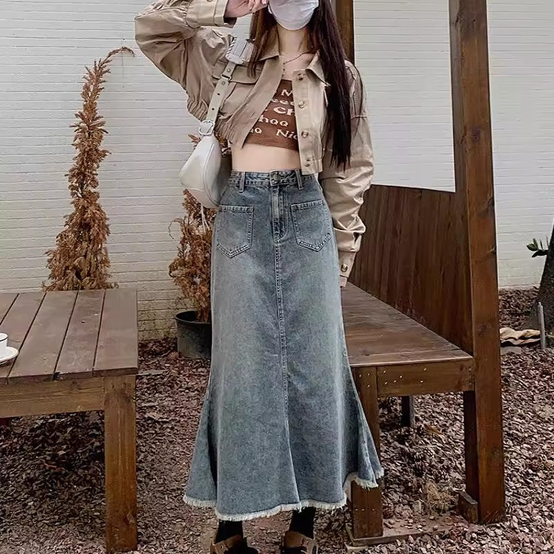 ミドル丈のフィッシュテールスカートのデニムスカートですMedium length fish tail skirt, denim skirt.