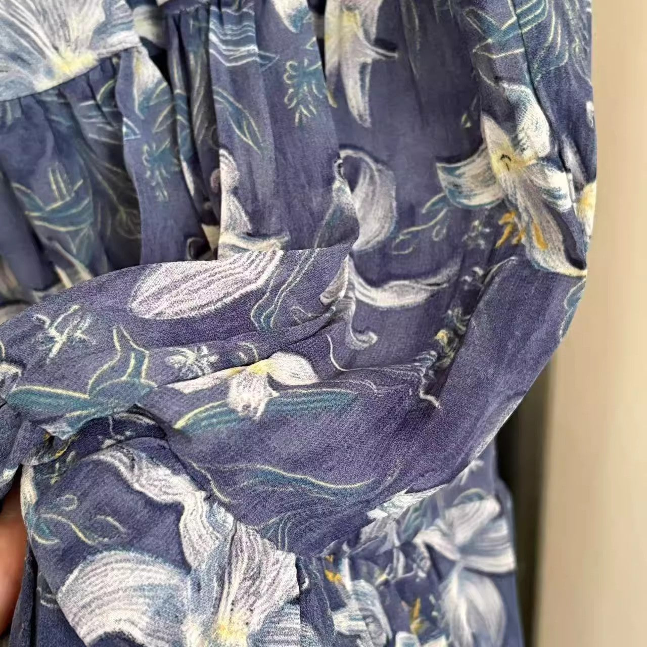 青い花柄のスカートですBlue floral skirt