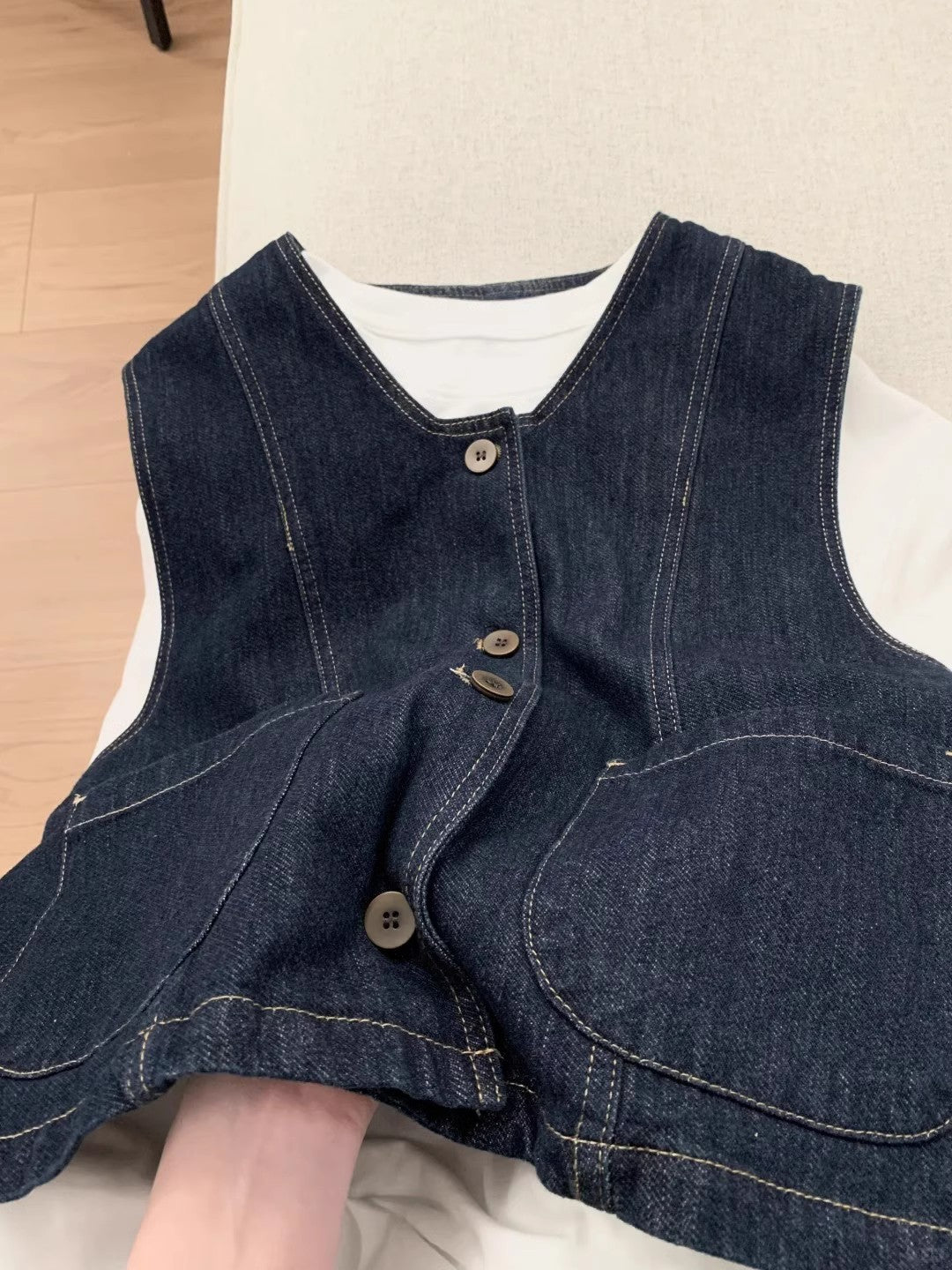 レトロなデニムのベストですA retro denim vest.