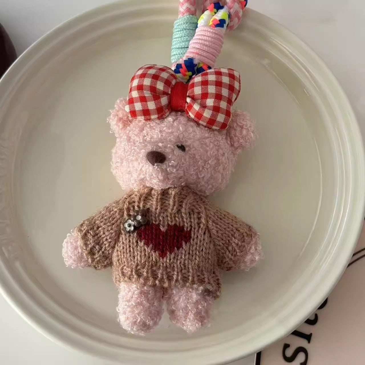 ハートのリボンクマのロープのぬいぐるみのストラップですHeart-shaped bow-shaped bear long rope plush pendant