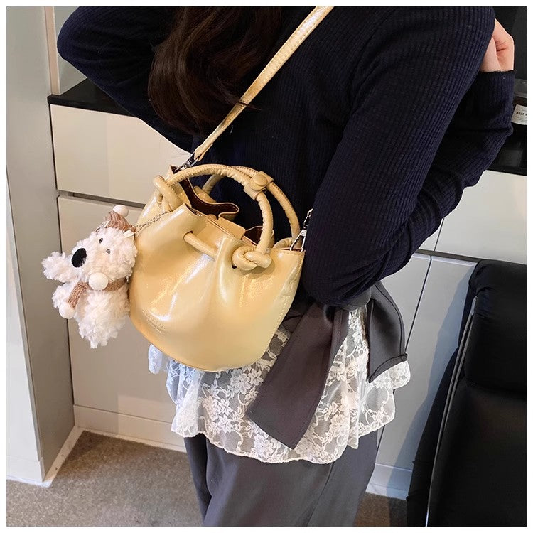 夏の流行は爆発的な小さい手提げバッグですSummer's best-selling small handbag for women