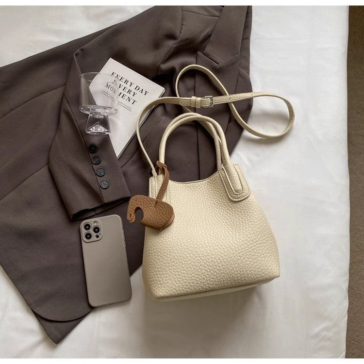 柔らかなバケツバッグライチ柄のショルダーバッグですSoft-faced bucket bag with lychee pattern, single-shoulder crossbody bag