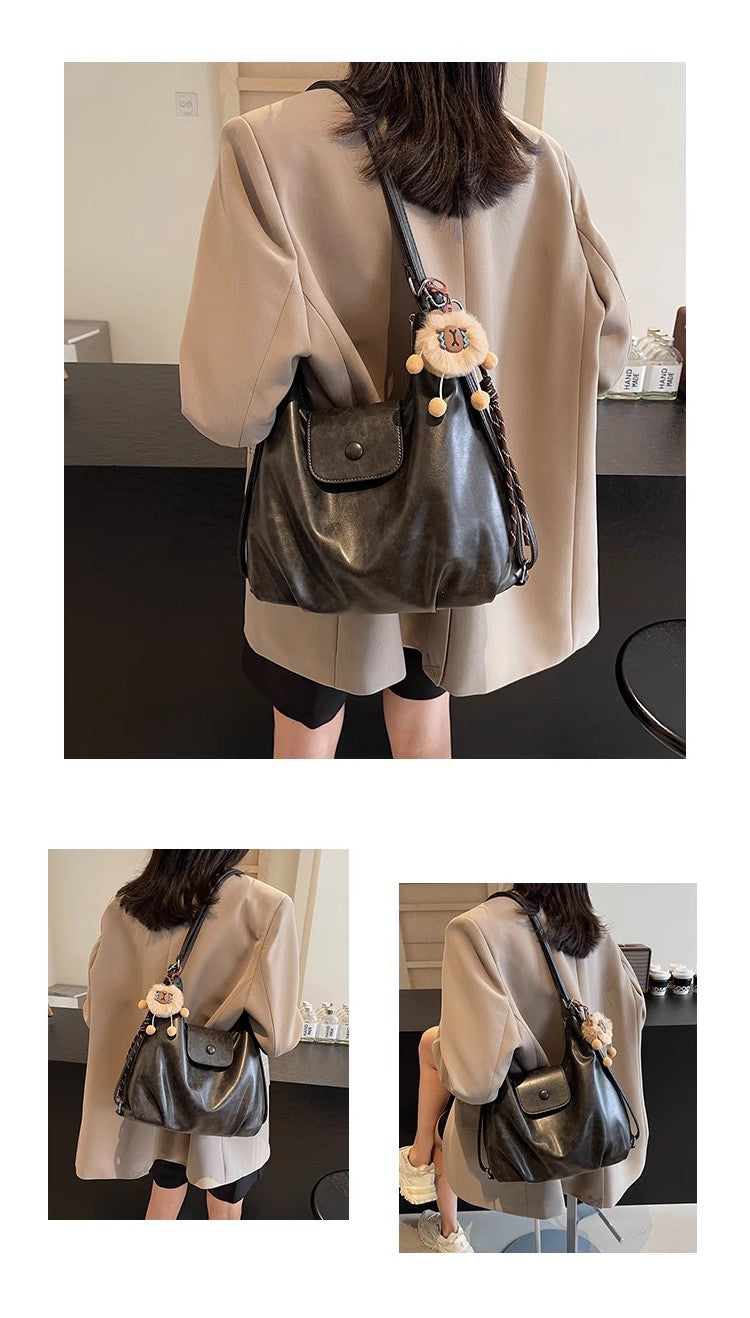 トートバッグ軽めでニッチなショルダーバッグですTote bag: A light luxury and niche crossbody bag