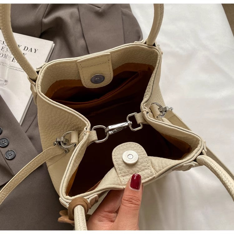 柔らかなバケツバッグライチ柄のショルダーバッグですSoft-faced bucket bag with lychee pattern, single-shoulder crossbody bag