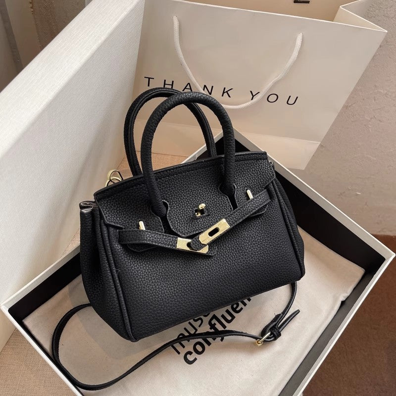 大人気のショルダーバッグですA super popular single-shoulder crossbody bag among Internet celebrities