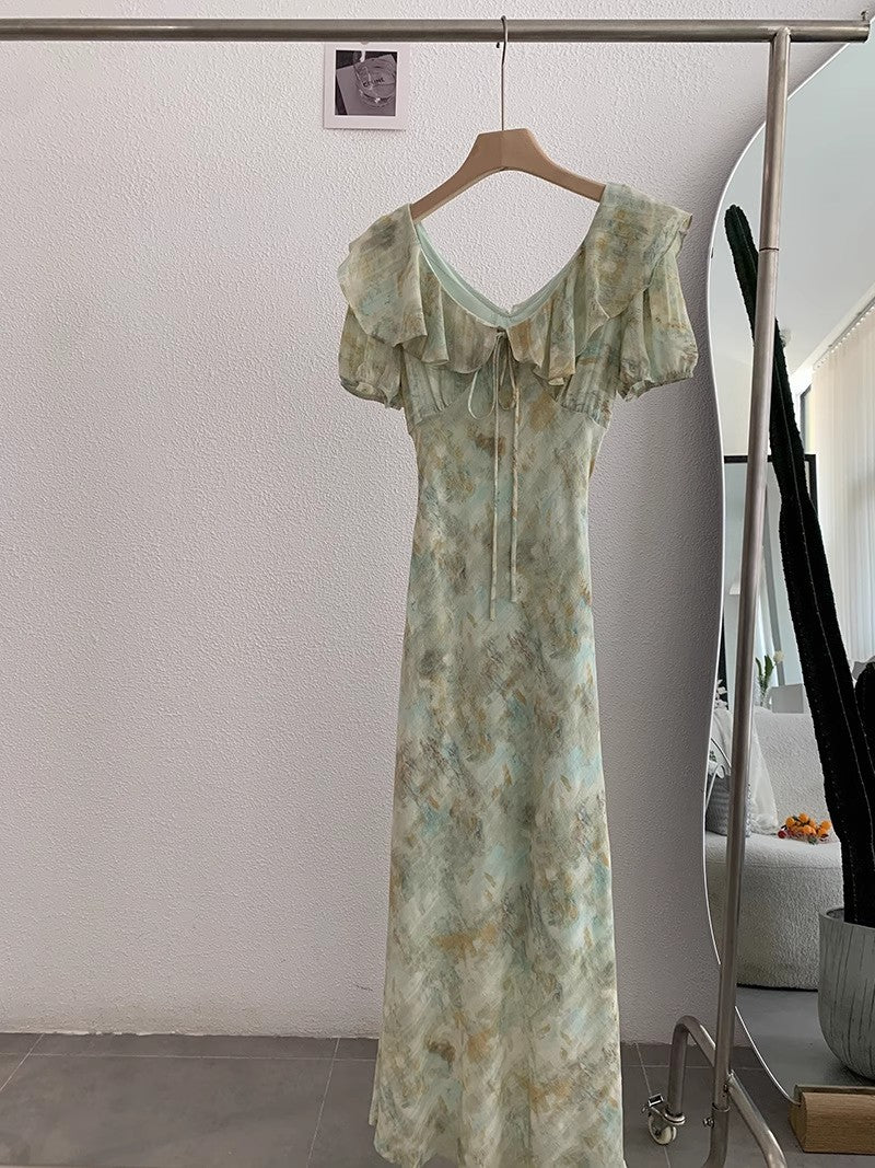 ウエストに花柄をあしらったワンピースですA cinched waist floral print dress