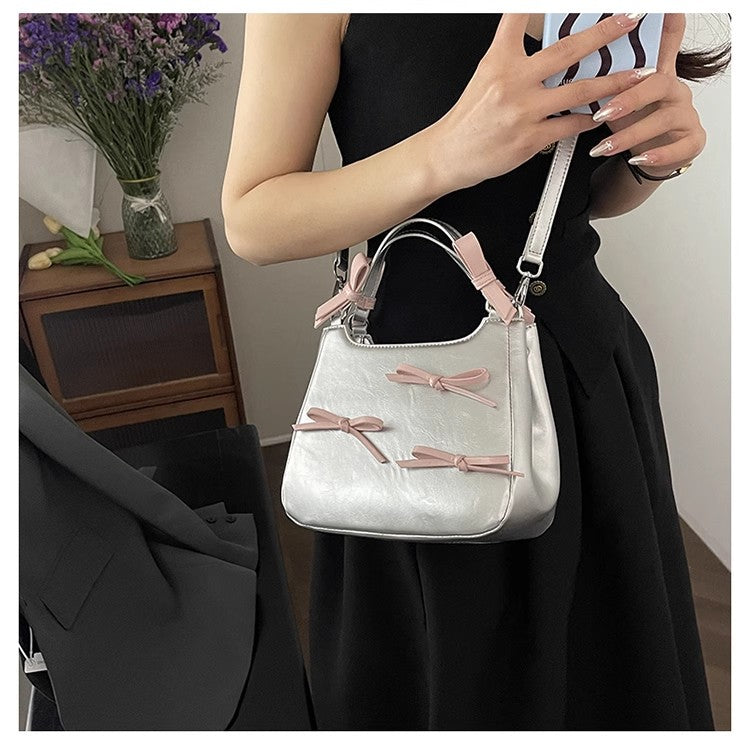 シルバーのバケツバッグを肩にかけたシンプルなカジュアルバッグですSingle-shoulder simple and casual hand-held silver bucket bag