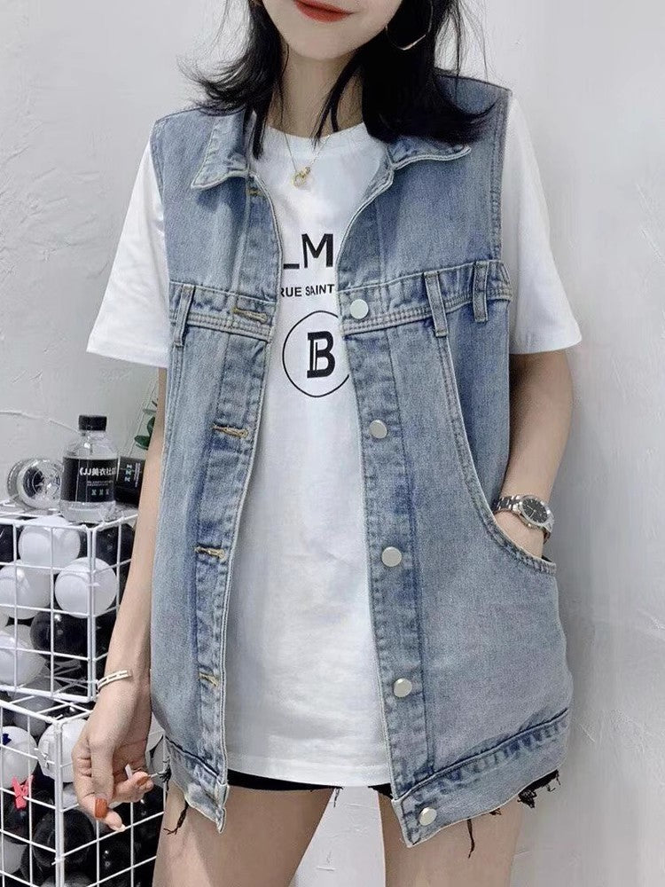 青いデニムのベストですA blue denim vest.