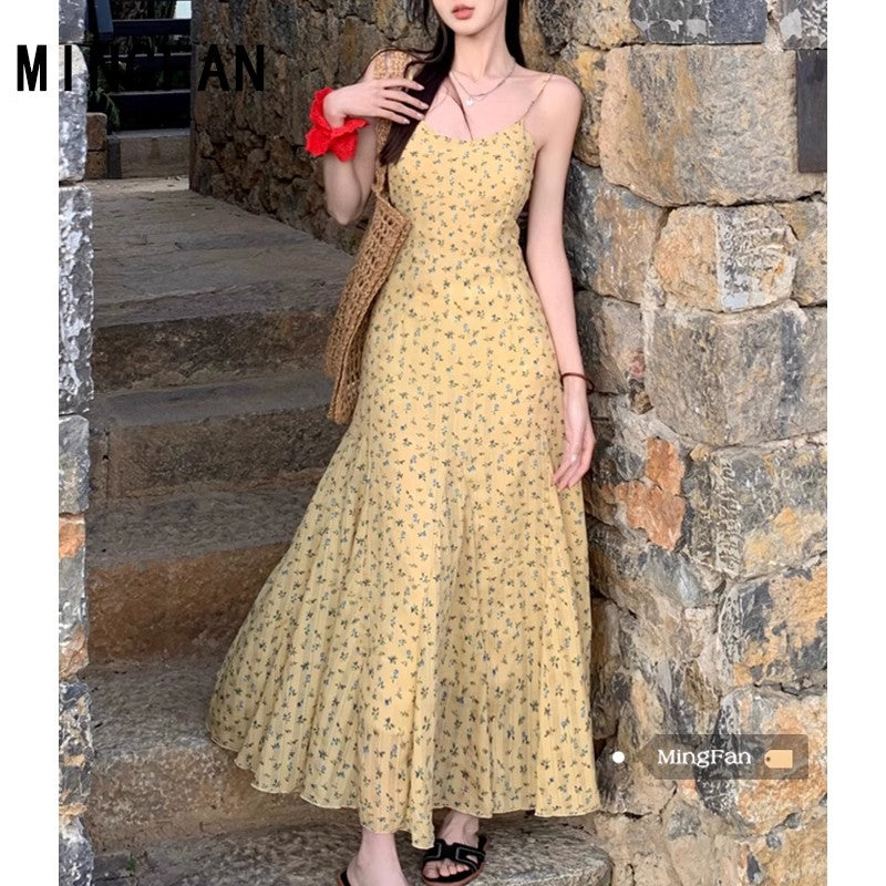 黄色い花柄のキャミソールワンピースですYellow floral halter dress