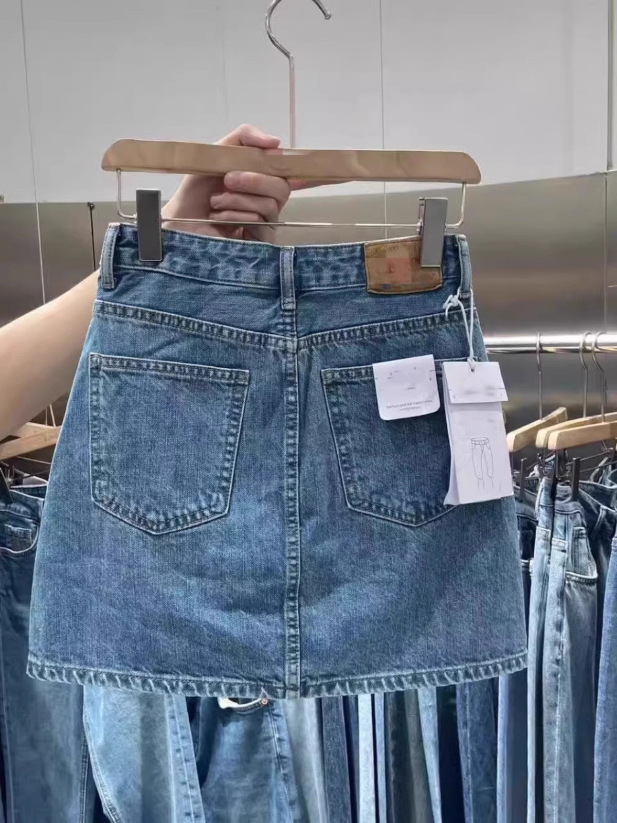 スリットの入ったデニムスカートですA denim skirt with a slit.