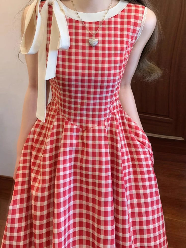赤いチェックのワンピースですRed checkered dress