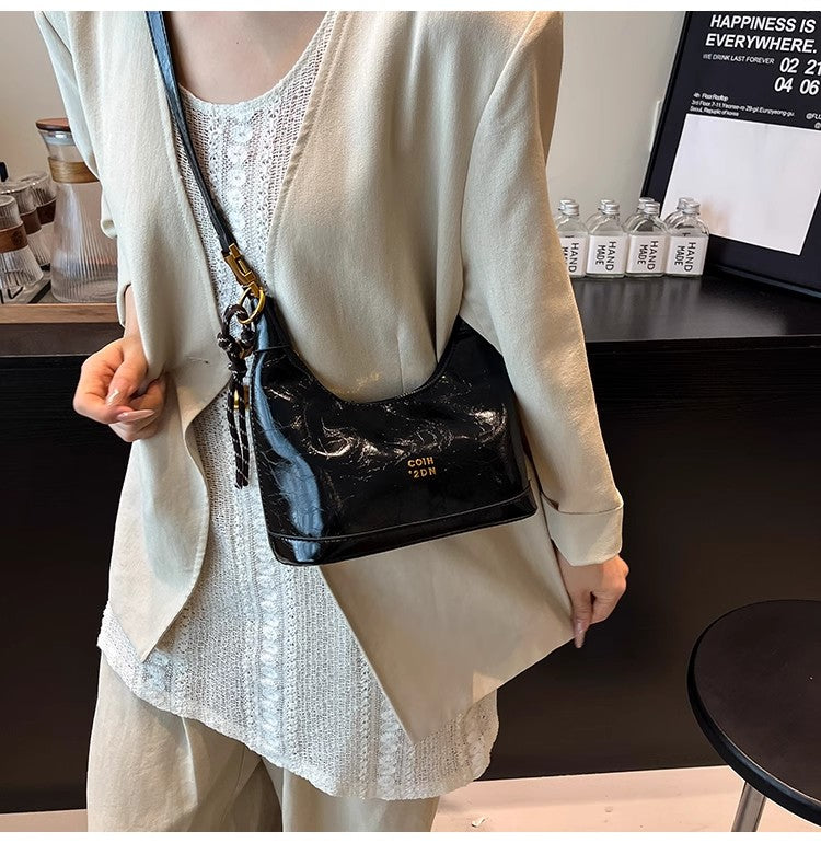 斜め掛けのバッグを手にしていますA niche small handbag carried diagonally across the body
