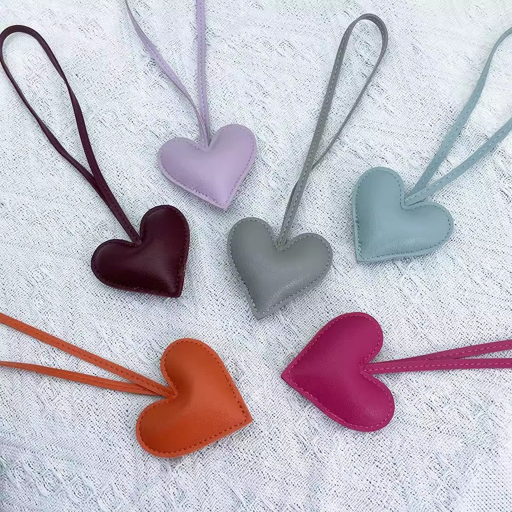 革のハートバッグのストラップですLeather heart-shaped bag pendant