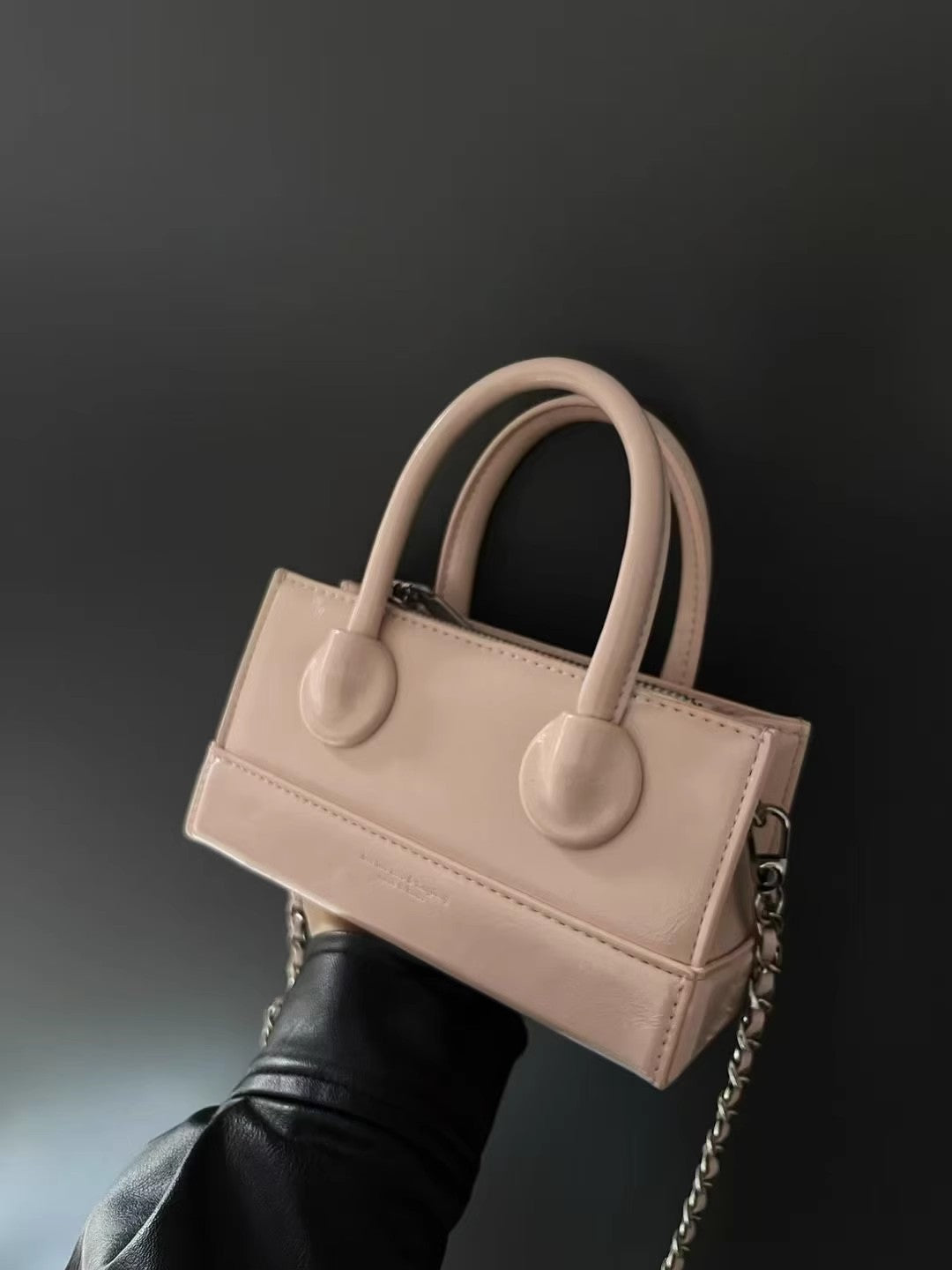 ワンショルダーがけで高級で軽量です。One-shoulder crossbody, high-end and light luxury