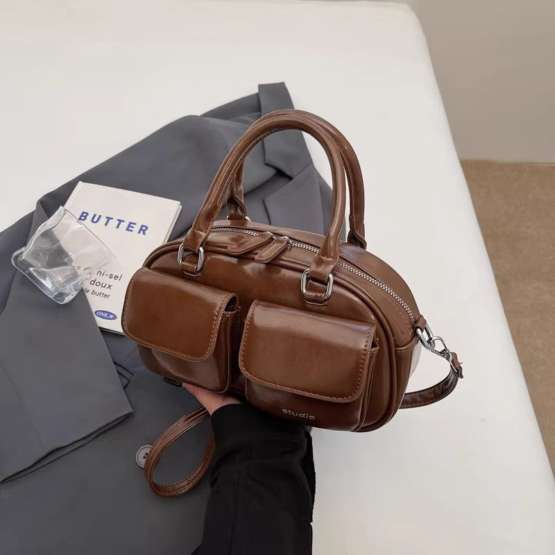 レトロなファッションのショルダーバッグですRetro and fashionable single-shoulder crossbody bag