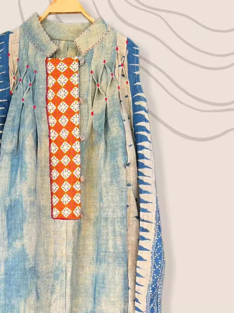 ノースリーブのベストと絞り染めのワンピースA sleeveless vest and a tie-dyed dress