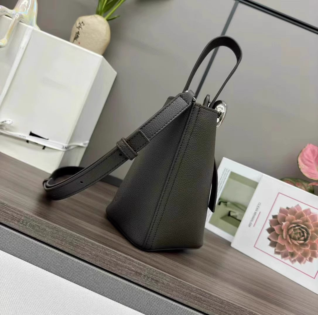 バケツバッグ輸入本革ワンショルダーショルダーバッグBucket bag, imported genuine leather single-shoulder crossbody handbag