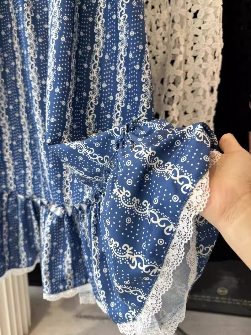 青と白のストライプのレースのハーフスカートですBlue and white striped lace-trimmed skirt