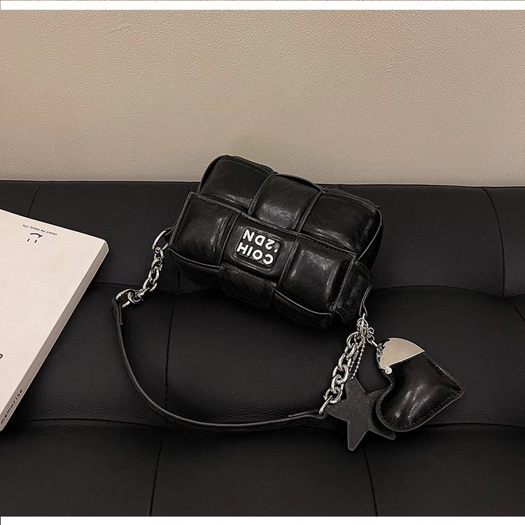 流行は軽くてニッチなデザイン高級感のある斜め掛けポーチですA trendy, light luxury, niche design, and high-end crossbody small bag