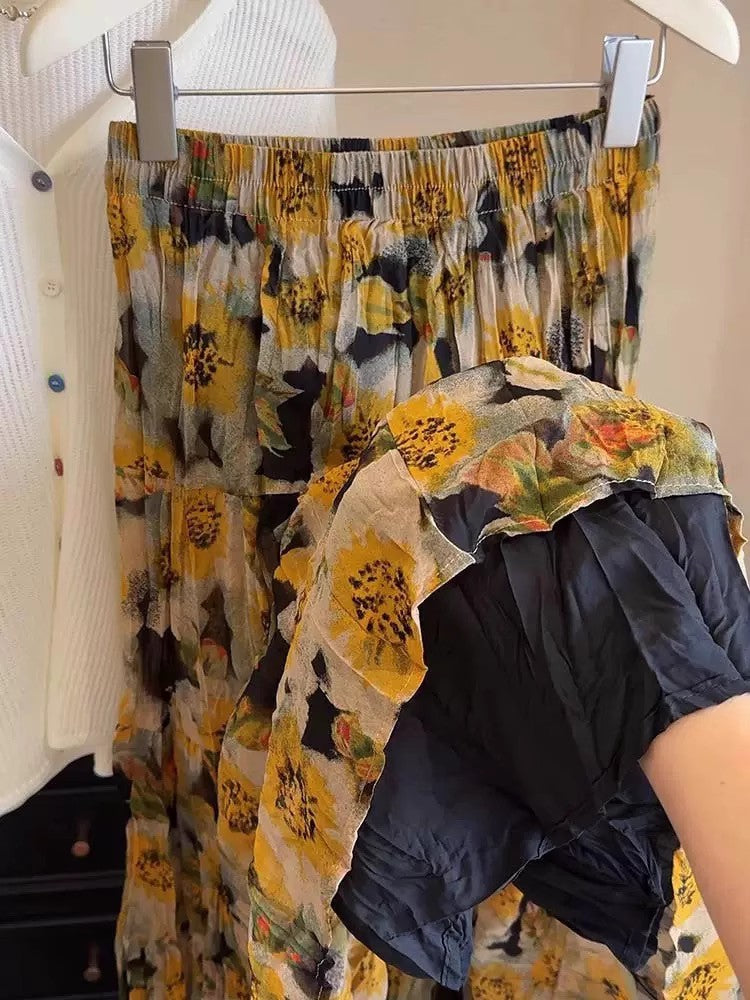 花柄の黄色のスカートですA yellow floral skirt.