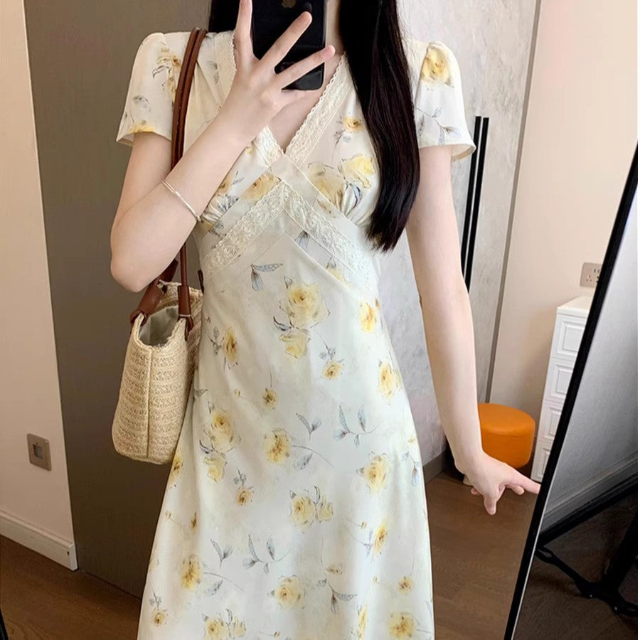 ティータイムの花柄ワンピースですTea break French floral dress