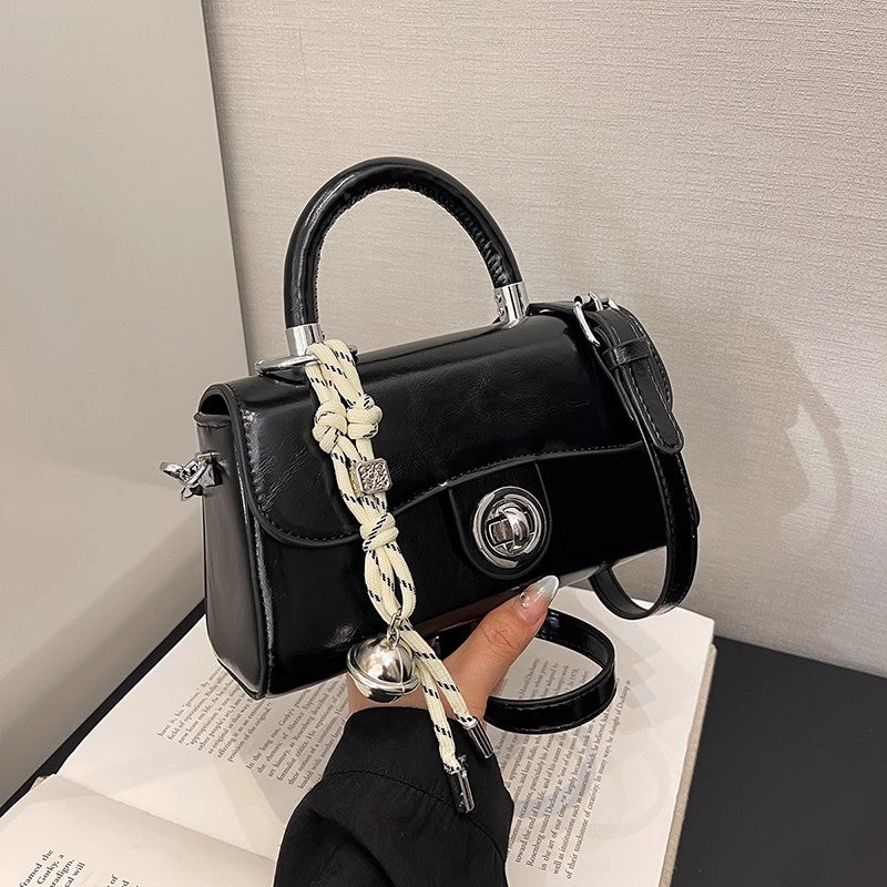 おしゃれなショルダーバッグにもぴったりですVersatile crossbody bag and fashionable handbag