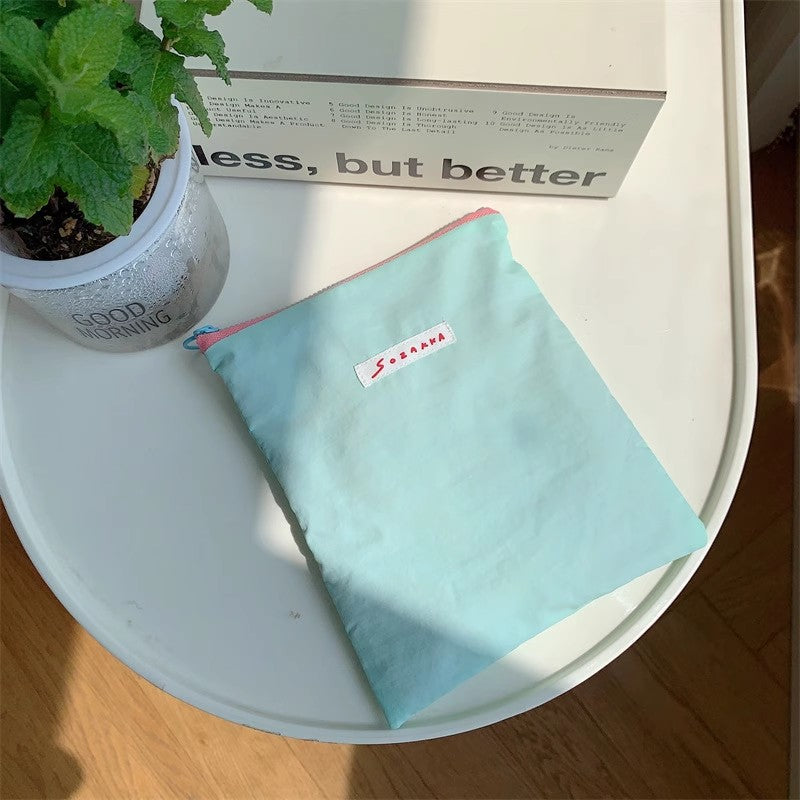 ニッチなデザインのアイスクリーム色ポーチですNiche design ice cream-colored makeup bag