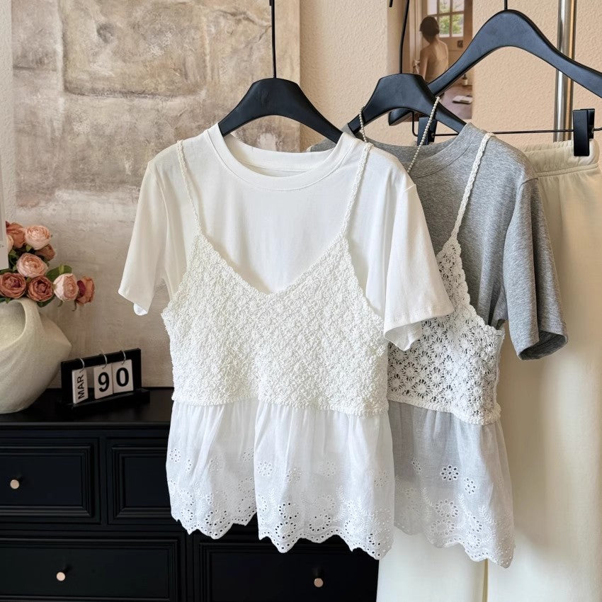 レースサスペンダー+TシャツのツーピースですTwo pieces of lace suspenders and a tshirt.
