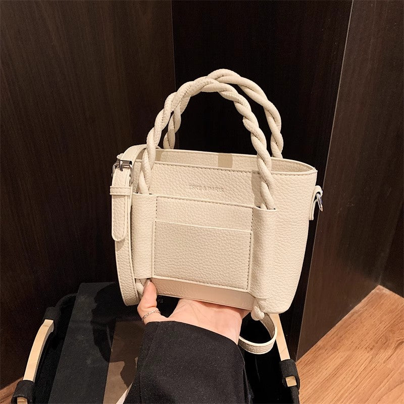 小ぶりなデザインの通勤用トートバッグですA niche design single-shoulder crossbody commuter tote bag