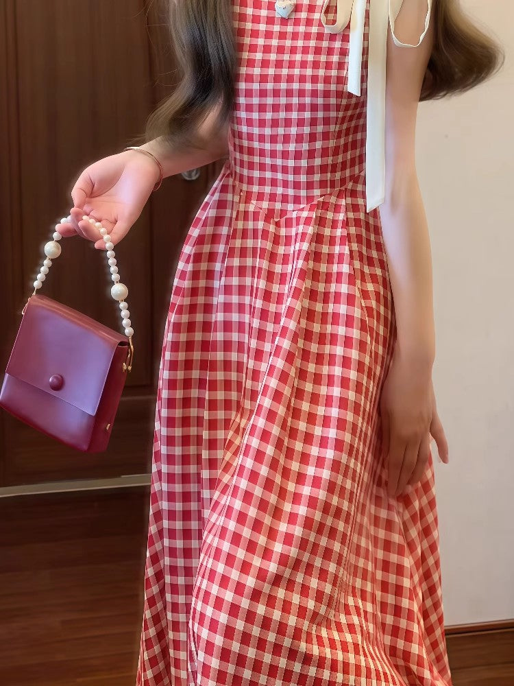 赤いチェックのワンピースですRed checkered dress