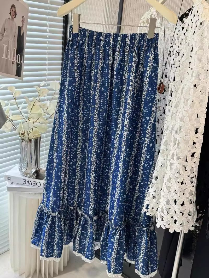 青と白のストライプのレースのハーフスカートですBlue and white striped lace-trimmed skirt