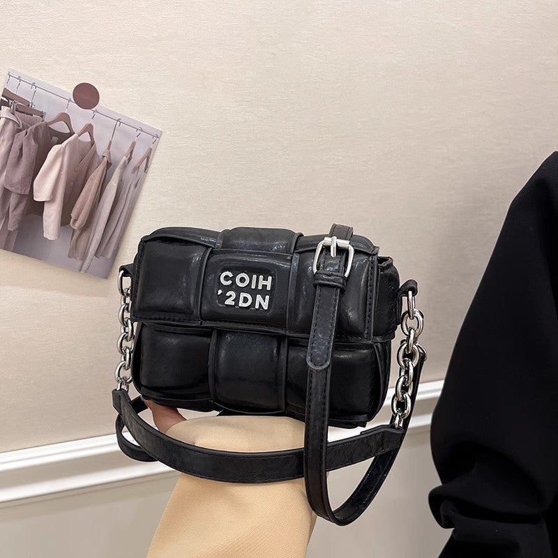 流行は軽くてニッチなデザイン高級感のある斜め掛けポーチですA trendy, light luxury, niche design, and high-end crossbody small bag