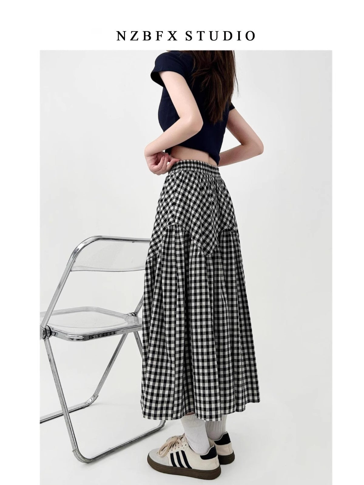 ハイウエストで細身のAラインスカートですIt's A high-waisted, slim a-line skirt.