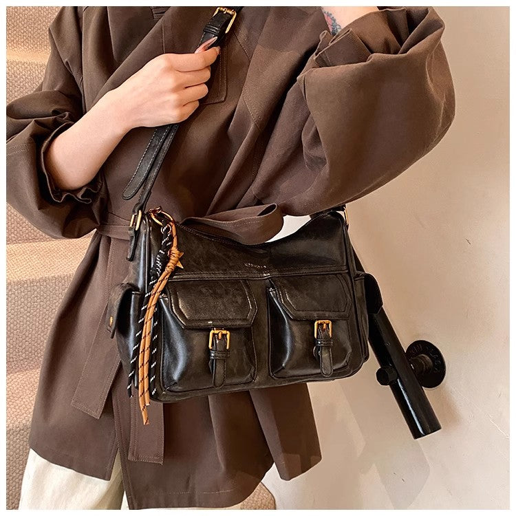 レトロな通勤用ショルダーバッグですFashionable and retro commuting crossbody bag