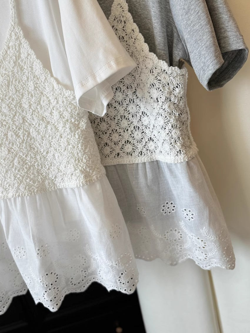 レースサスペンダー+TシャツのツーピースですTwo pieces of lace suspenders and a tshirt.
