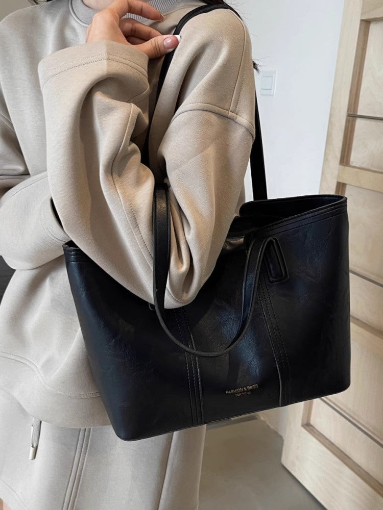 春夏シンプルに使えるワンショルダーの高級感トートバッグですA simple and versatile single-shoulder high-end tote bag for spring and summer