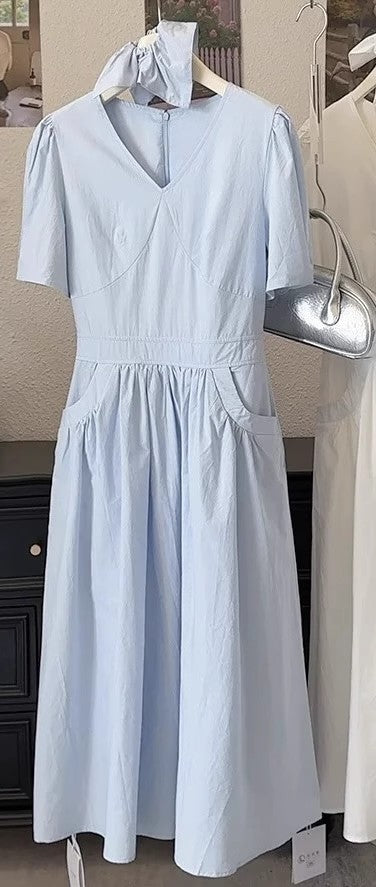 花びら袖のティータイムワンピースですA tea time dress with petal sleeves.